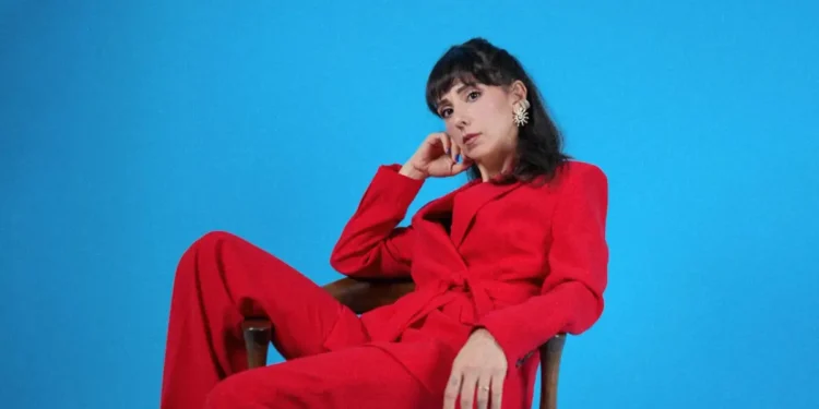 Aslı Demirer yeni single'ı ‘Durur Bütün Dünya’ ile geri dönüyor 2 Aslı Demirer yeni single’ı ‘Durur Bütün Dünya’ ile geri dönüyor