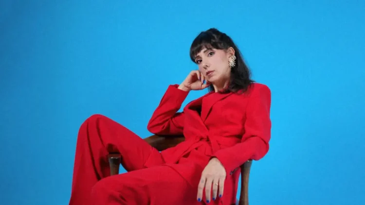 Aslı Demirer yeni single'ı ‘Durur Bütün Dünya’ ile geri dönüyor 2 Aslı Demirer yeni single’ı ‘Durur Bütün Dünya’ ile geri dönüyor
