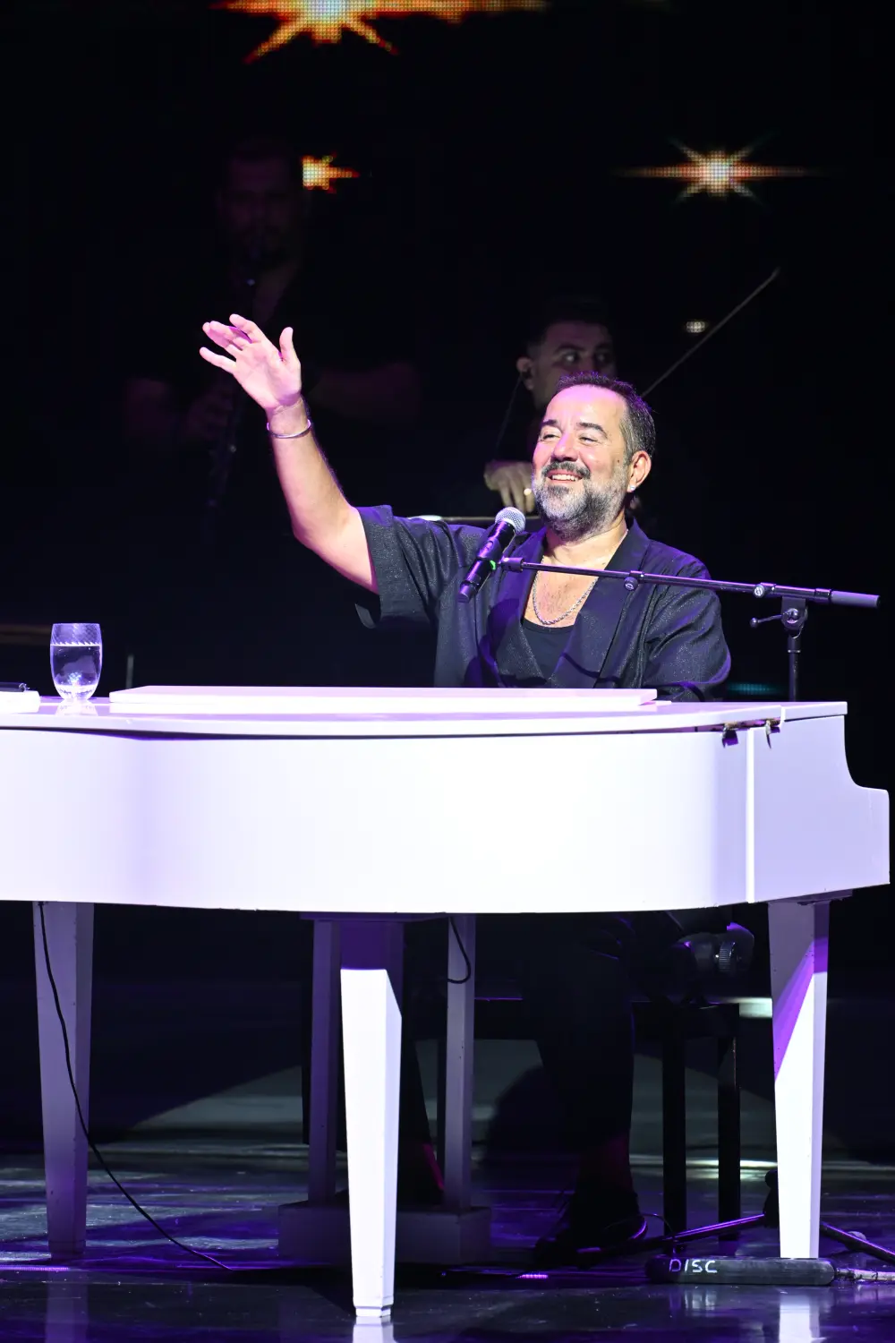 ata demirer1 Ata Demirer'den Harbiye'de kahkaha ve müzik şöleni
