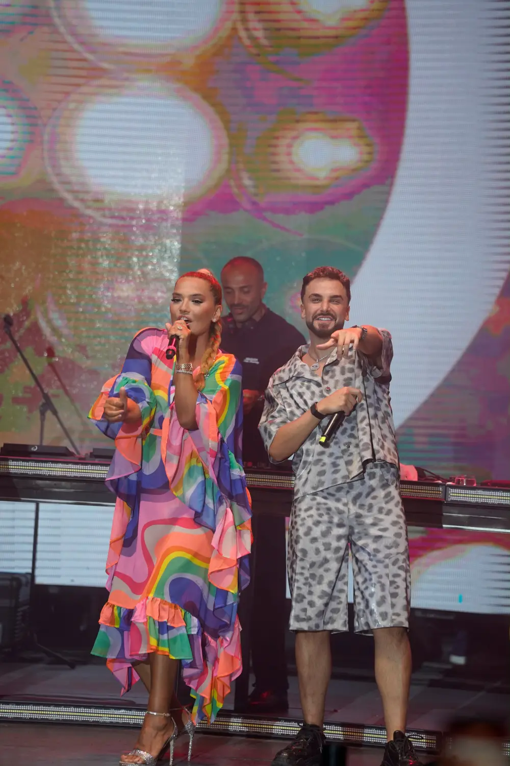 demet sefo Demet Akalın, Sefo ve LVBEL C5'ten Bodrum çıkarması