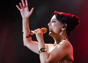 Ebru Gündeş’in dev korosu