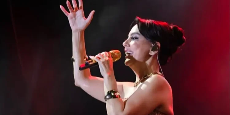Ebru Gündeş’in dev korosu