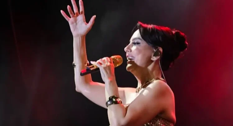 Ebru Gündeş’in dev korosu
