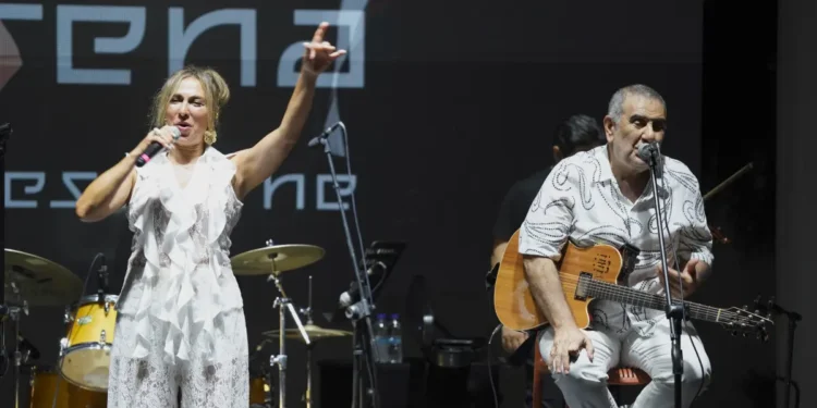 Eda–Metin Özülkü çiftinden Bodrum'da müzik ziyafeti 4 Eda–Metin Özülkü çiftinden Bodrum’da müzik ziyafeti