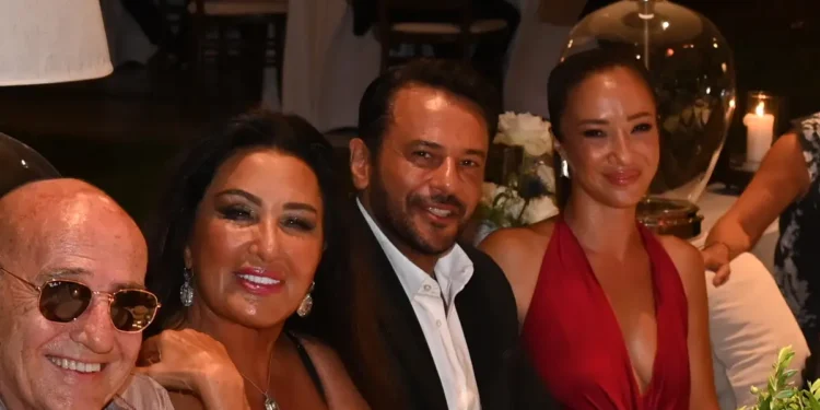 Emre Altuğ, sevgilisi Pınar Yüzbaşıgil ile Quality objektiflerine mutluluk pozu verdi