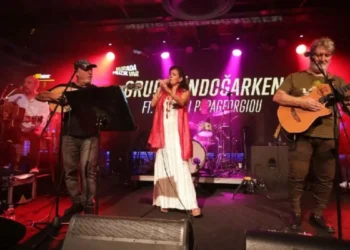 Grup Gündoğarken ve Vasiliki Papageorgiou aynı sahnede