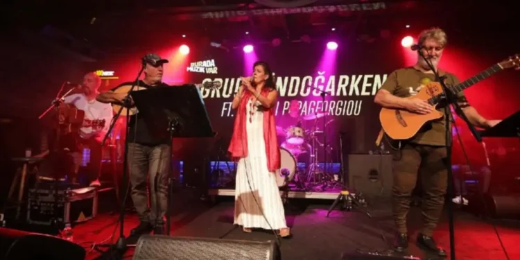 Grup Gündoğarken ve Vasiliki Papageorgiou aynı sahnede 6 Grup Gündoğarken ve Vasiliki Papageorgiou aynı sahnede