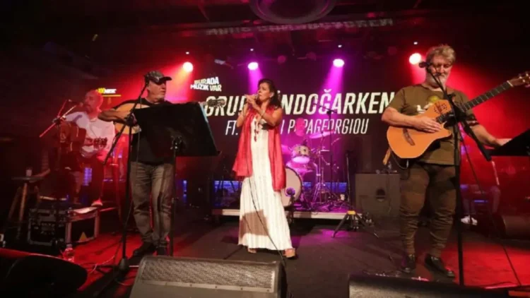 Grup Gündoğarken ve Vasiliki Papageorgiou aynı sahnede 1 Grup Gündoğarken ve Vasiliki Papageorgiou aynı sahnede