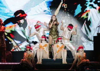 Hadise’den Kuşadası’nda görkemli gece