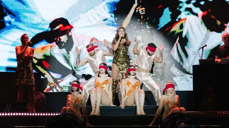 Hadise'den Kuşadası'nda görkemli gece 3 Hadise’den Kuşadası’nda görkemli gece