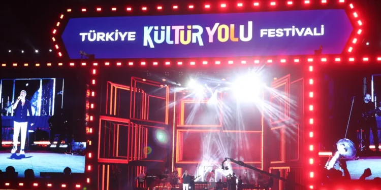 Hakan Altun, Nevşehir Kültür Yolu Festivali'nin açılışında sahne aldı 8 Hakan Altun, Nevşehir Kültür Yolu Festivali’nin açılışında sahne aldı