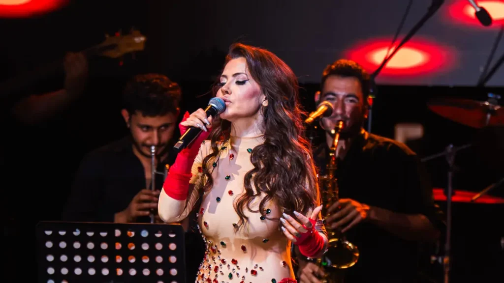 Şarkıcı Lara yaşadığı zor günleri anlattı 1 lara Şarkıcı Lara yaşadığı zor günleri anlattı