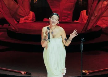 Karnı burnunda konserlerine devam ediyor