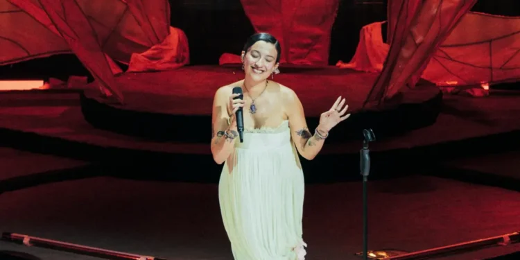 Karnı burnunda konserlerine devam ediyor