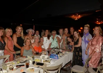 Olgar çifti Bodrum’da dostlarını ağırladı