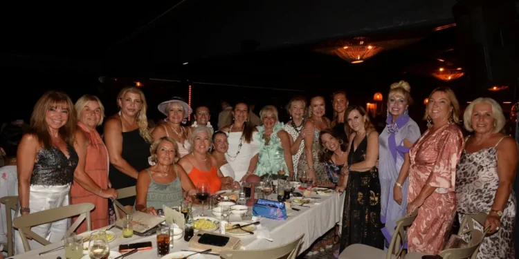 Olgar çifti Bodrum’da dostlarını ağırladı