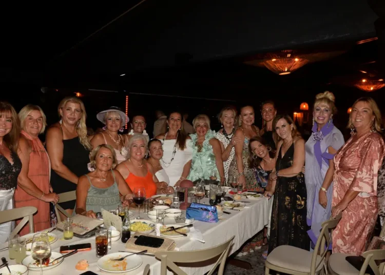 Olgar çifti Bodrum’da dostlarını ağırladı