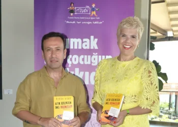 Özgür Aras kitabının yeni baskısını kutladı