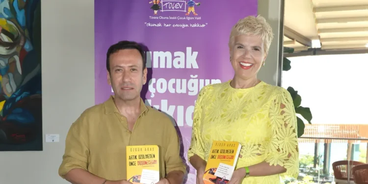 Özgür Aras kitabının yeni baskısını kutladı