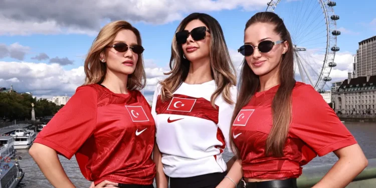 Pınar Güve Londra’da boy gösterdi