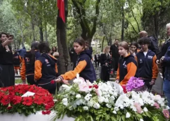 Tarık Akan mezarının başında anıldı