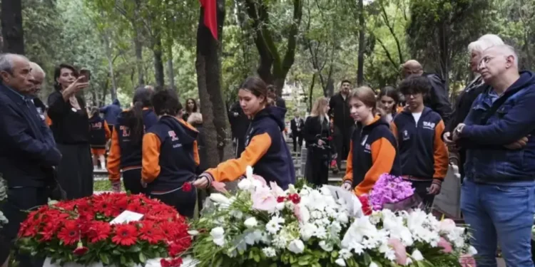 Tarık Akan mezarının başında anıldı 5 Tarık Akan mezarının başında anıldı