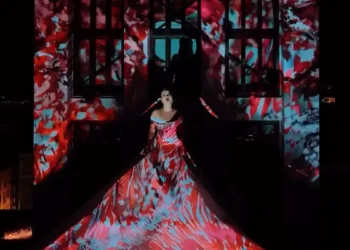 Contemporary İstanbul’un açılışında Asude Cemre’den nefes kesen performans