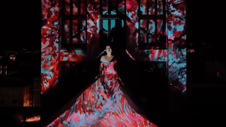Contemporary İstanbul'un açılışında Asude Cemre'den nefes kesen performans 3 Contemporary İstanbul’un açılışında Asude Cemre’den nefes kesen performans