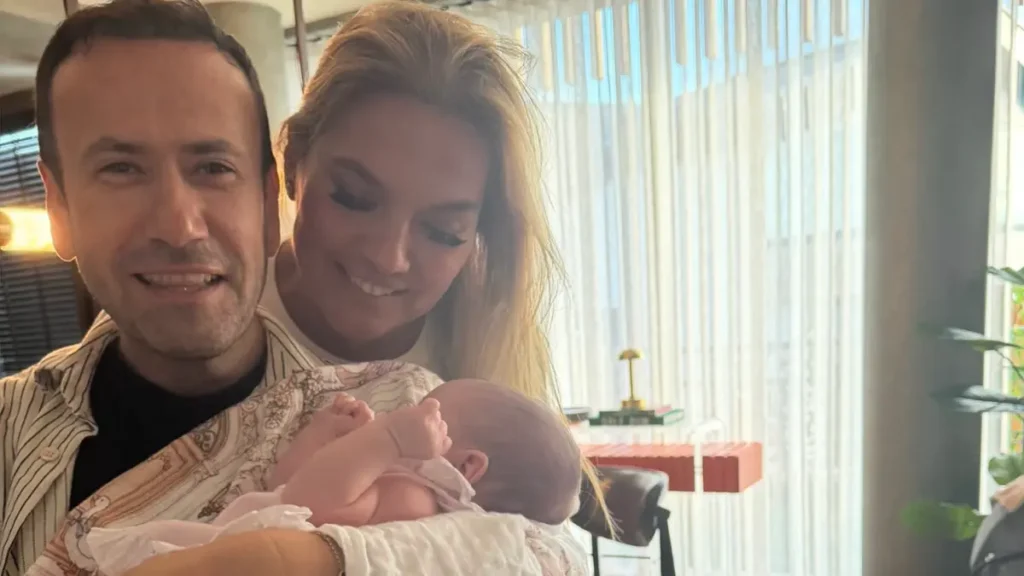 Demet Akalın ve Özgür Aras’tan Mihre bebekle fotoğraf 1 IMG 5257 Demet Akalın ve Özgür Aras’tan Mihre bebekle fotoğraf