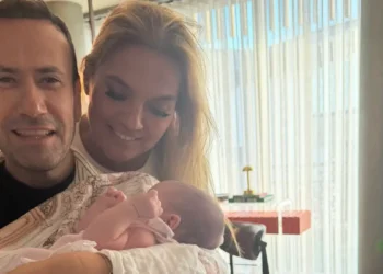 Demet Akalın ve Özgür Aras’tan Mihre bebekle fotoğraf
