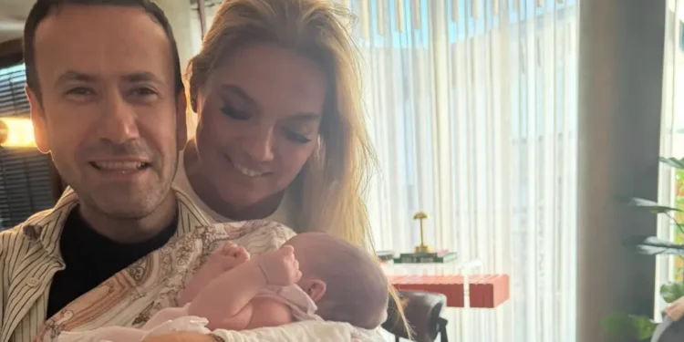 Demet Akalın ve Özgür Aras’tan Mihre bebekle fotoğraf
