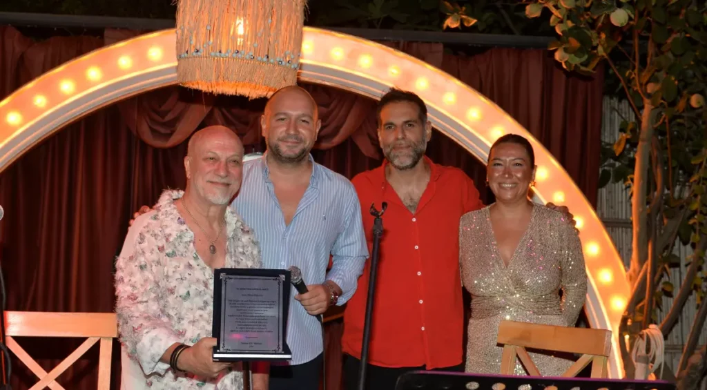 Bülent Özdemir'e plaket sürprizi 1 bozdemirt Bülent Özdemir'e plaket sürprizi