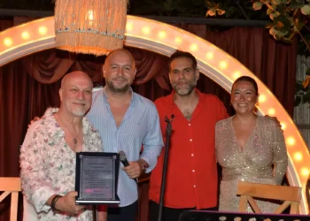 Bülent Özdemir’e plaket sürprizi