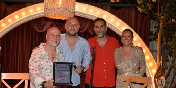 Bülent Özdemir'e plaket sürprizi 11 Bülent Özdemir’e plaket sürprizi
