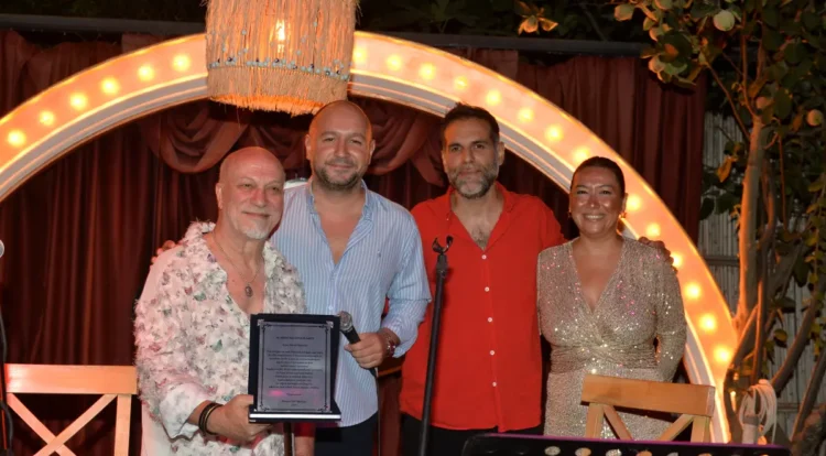 Bülent Özdemir'e plaket sürprizi 1 Bülent Özdemir’e plaket sürprizi