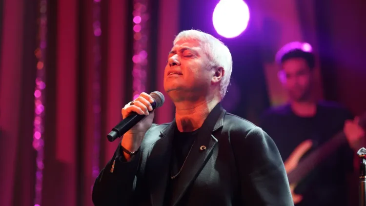 Cengiz Kurtoğlu'ndan Pera'da unutulmaz bir gece 1 Cengiz Kurtoğlu’ndan Pera’da unutulmaz bir gece