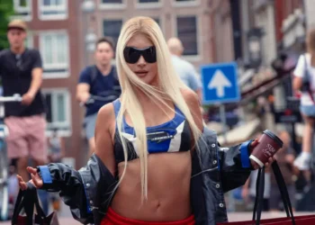 Hande Yener Avrupa’ya açıldı