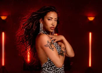 Hira Molinari ilk single’ı ‘Boynuz’ ile karşımızda