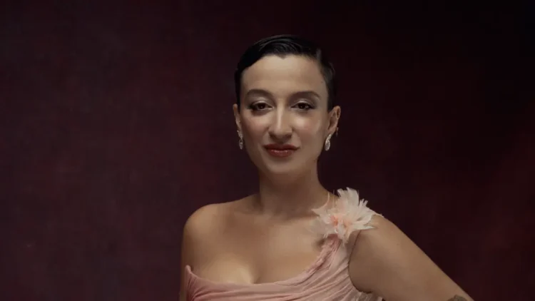 Melike Şahin'in 'Ölmem Ölemem'ine büyük ilgi 1 Melike Şahin’in ‘Ölmem Ölemem’ine büyük ilgi