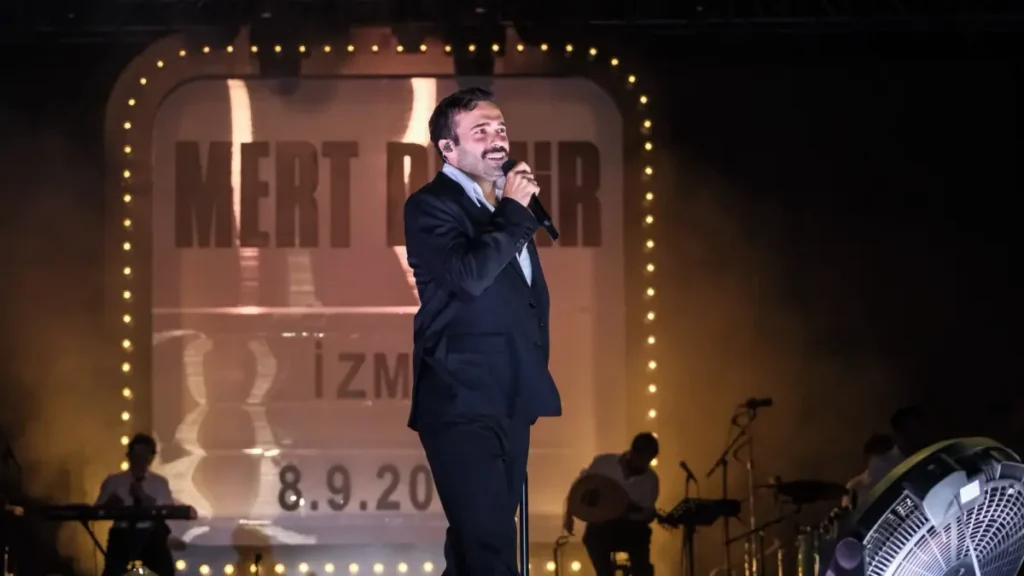 Mert Demir'den İzmir Fuarı'nda unutulmaz konser 1 mert demir Mert Demir'den İzmir Fuarı'nda unutulmaz konser