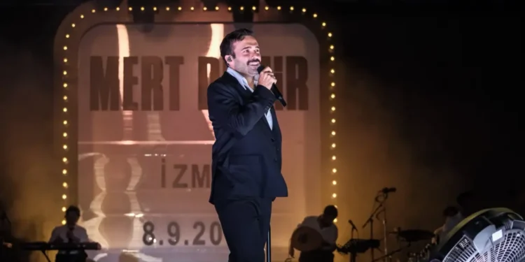 Mert Demir'den İzmir Fuarı'nda unutulmaz konser 2 Mert Demir’den İzmir Fuarı’nda unutulmaz konser