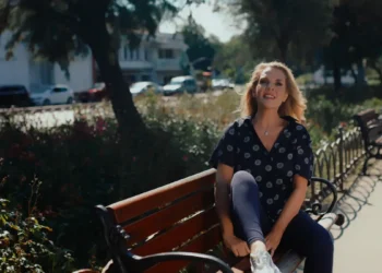 Rüya Ersavcı, ‘Yaşlanıyoruz’ ile müzik piyasasına geri döndü