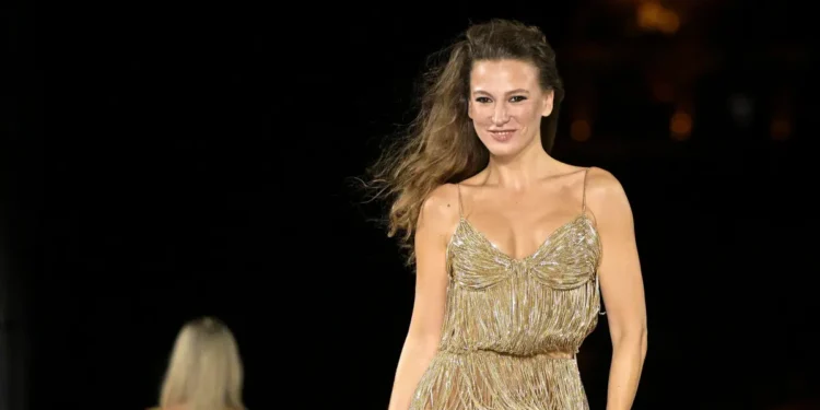 Serenay Sarıkaya, Paris'te podyumda dikkatleri üzerine çekti 2 Serenay Sarıkaya, Paris’te podyumda dikkatleri üzerine çekti