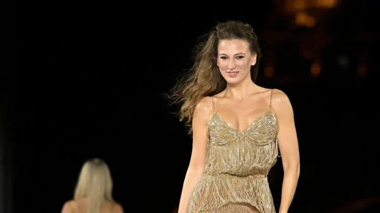 Serenay Sarıkaya, Paris’te podyumda dikkatleri üzerine çekti