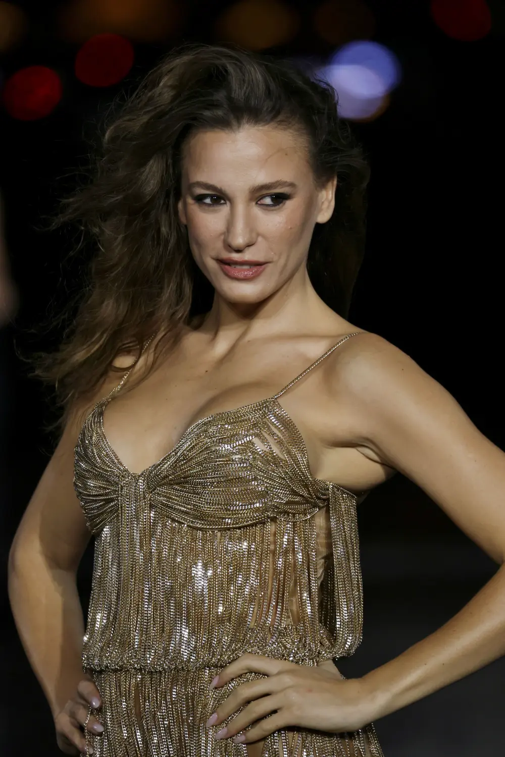 serenay paris Serenay Sarıkaya, Paris'te podyumda dikkatleri üzerine çekti