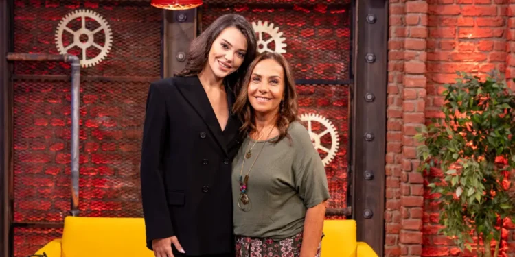 Tuvana Türkay ve Çiçek Dilligil 'Smart Sahne'ye konuk oldu 2 Tuvana Türkay ve Çiçek Dilligil ‘Smart Sahne’ye konuk oldu