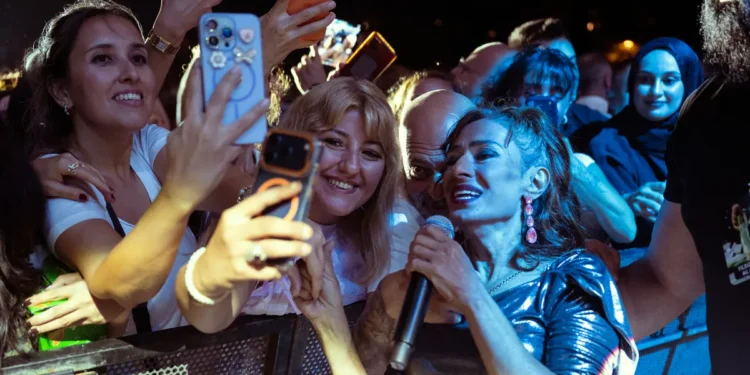Yıldız Tilbe, Marina sahnesinin açılışını yaptı