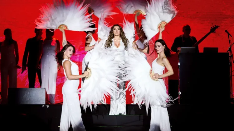 Hadise'den Koop Fest'te görkemli final 2 Hadise’den Koop Fest’te görkemli final