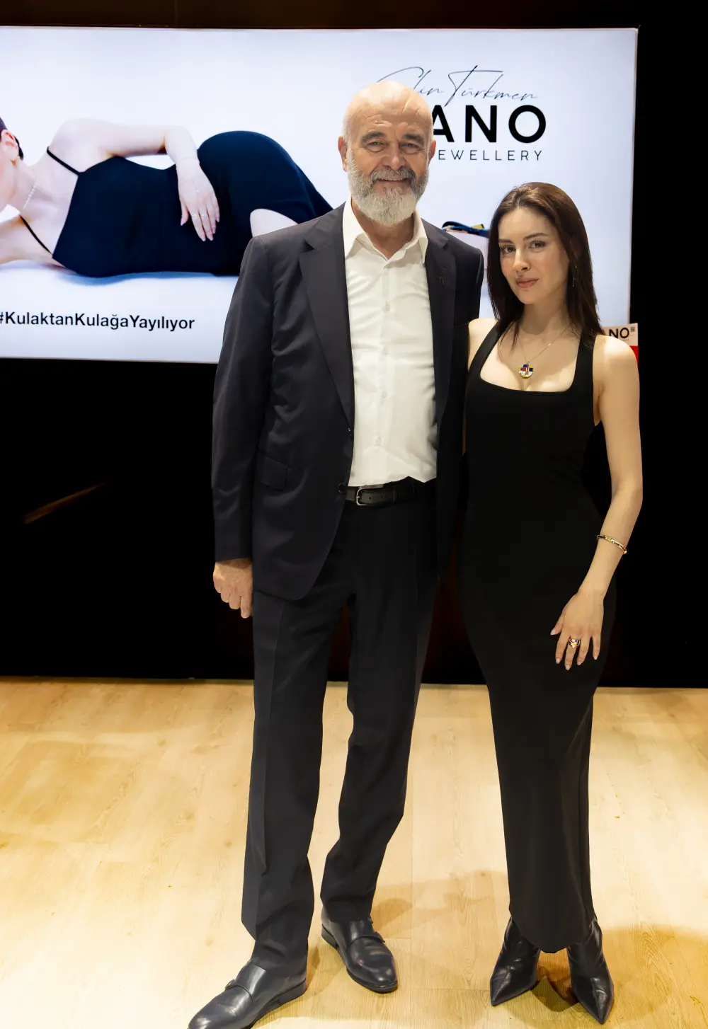 Selin Türkmen'den ışıltılı fuar buluşması 4 aytac selin Selin Türkmen'den ışıltılı fuar buluşması