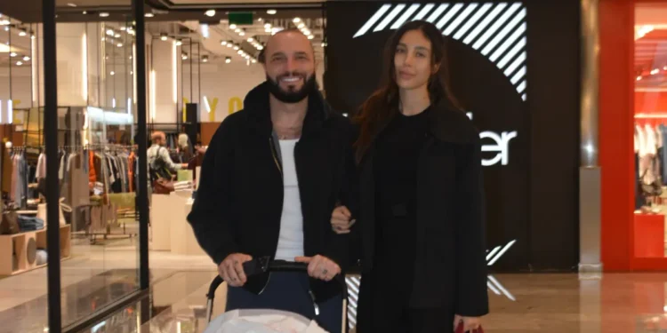 Berkay ve Özlem Ada Şahin'den Mihre ile ilk alışveriş 2 Berkay ve Özlem Ada Şahin’den Mihre ile ilk alışveriş